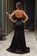 Robe de Soirée Noire Fendue – Élégance Satinée et Glamour Moderne